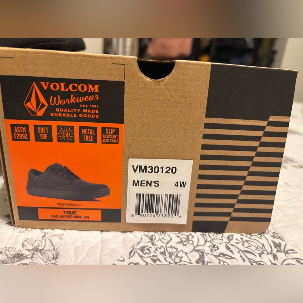 Volcom Men's Sleek Black Sneakers - Picture 7 of 9